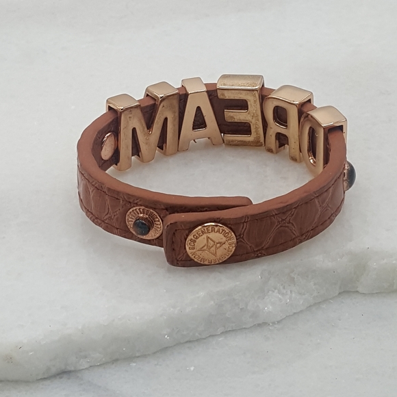 NWOT BCBGeneration Ginger Leather with Rose Gold "Dream" Text on snap Bracelet - Picture 4 of 4